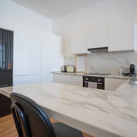 Apartment Beautiful And Bright 2-bedroom *